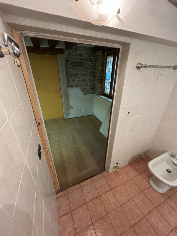 Piccolo locale commerciale in affitto, situato nel cuore di Serravalle, Vittorio Veneto. Si trova...