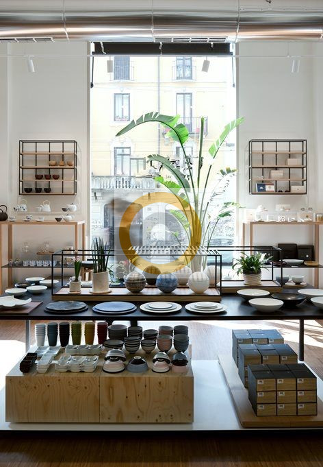 In vendita a Rosà centro, proponiamo un negozio commerciale di circa 75 mq, ideale per chi deside...