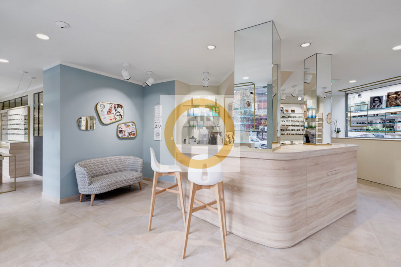 In vendita a Rosà centro, proponiamo un negozio commerciale di circa 75 mq, ideale per chi deside...