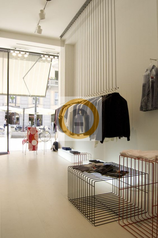 In vendita a Rosà centro, proponiamo un negozio commerciale di circa 75 mq, ideale per chi deside...