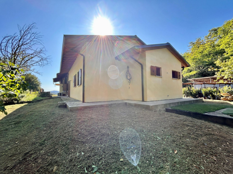 In splendida posizione collinare immersa nel verde di Valmarana, proponiamo in vendita una villa ...