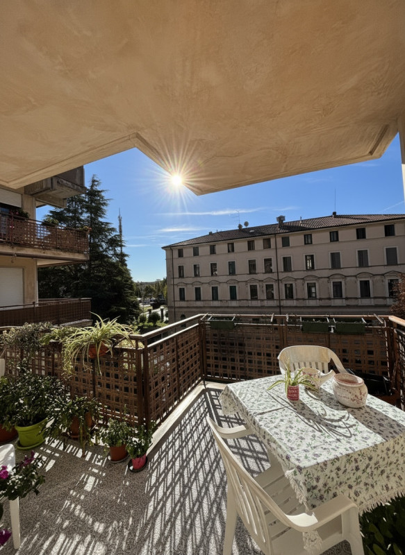 Scopri questo splendido appartamento quadrilocale situato nel centro di Vittorio Veneto, una dell...