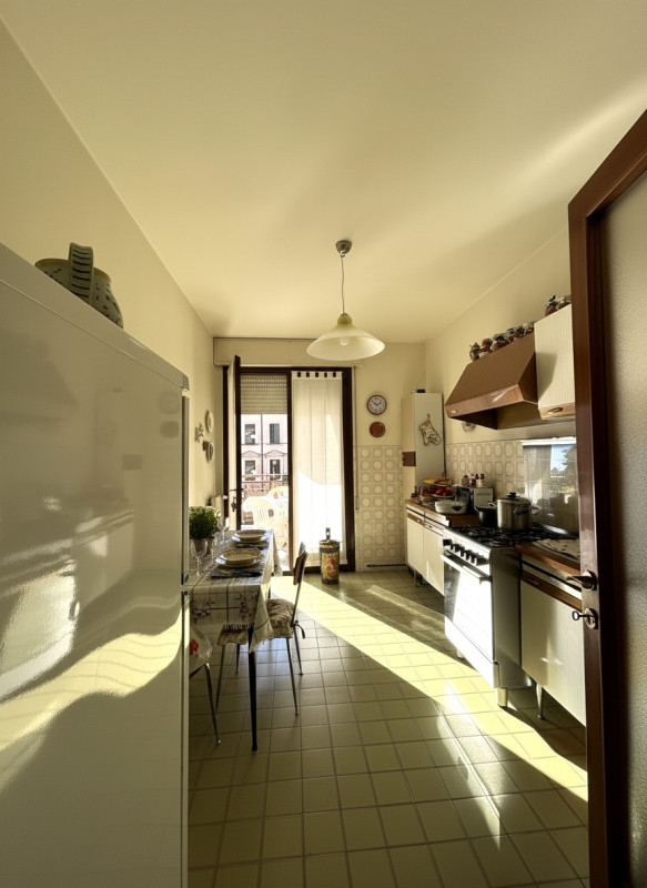 Scopri questo splendido appartamento quadrilocale situato nel centro di Vittorio Veneto, una dell...