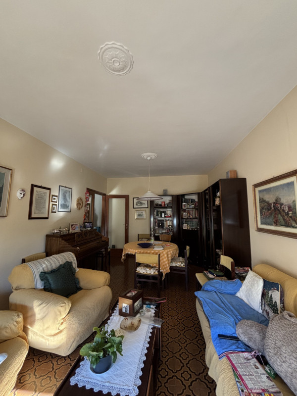 Scopri questo splendido appartamento quadrilocale situato nel centro di Vittorio Veneto, una dell...