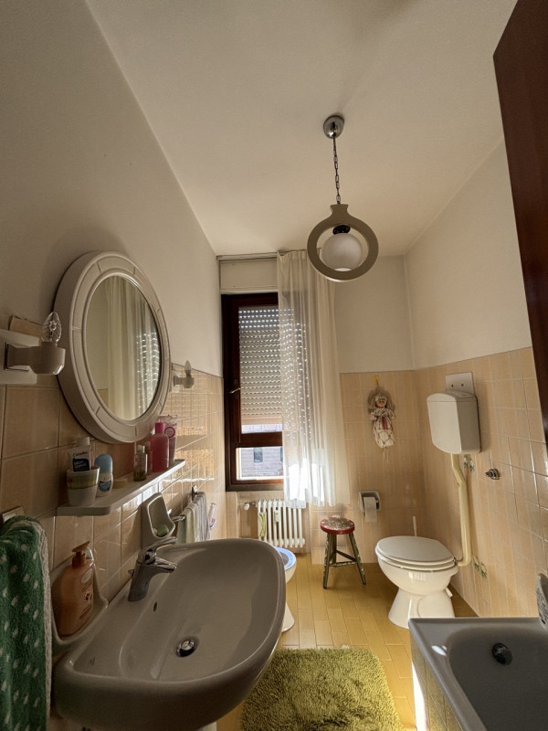 Scopri questo splendido appartamento quadrilocale situato nel centro di Vittorio Veneto, una dell...