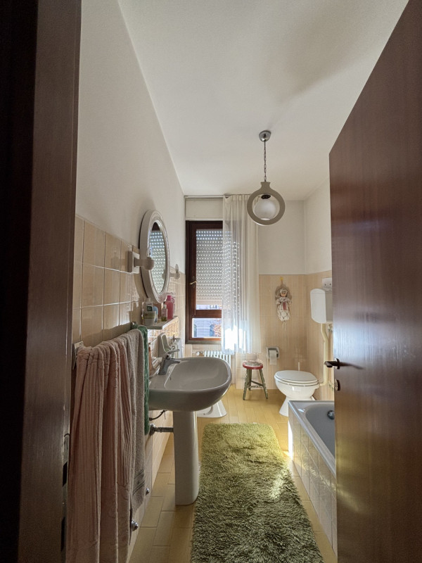 Scopri questo splendido appartamento quadrilocale situato nel centro di Vittorio Veneto, una dell...