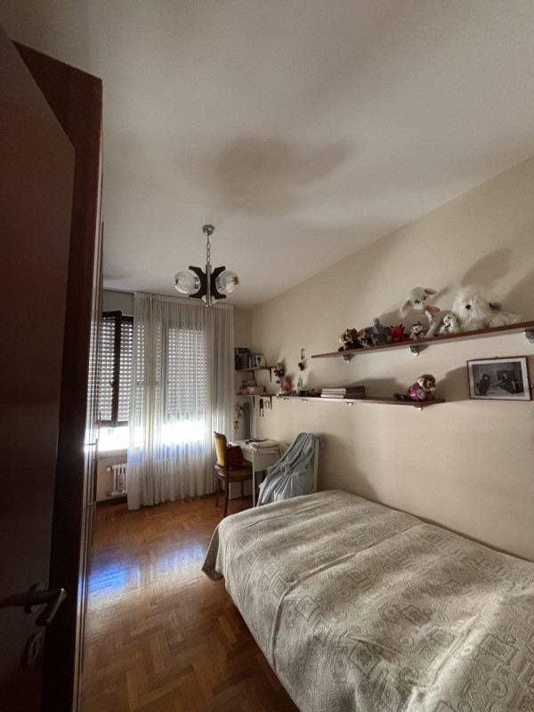 Scopri questo splendido appartamento quadrilocale situato nel centro di Vittorio Veneto, una dell...