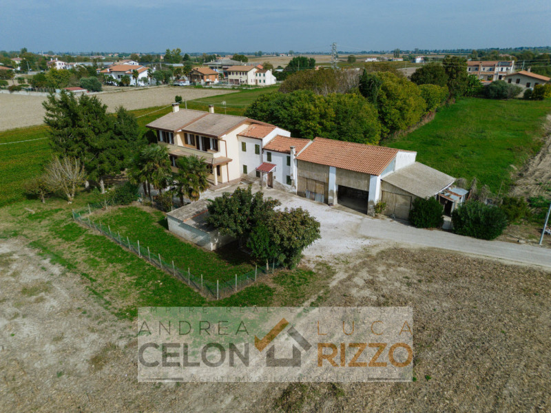 Immersa nel verde ma comodamente vicina al centro del paese, questa casa singola rappresenta una ...