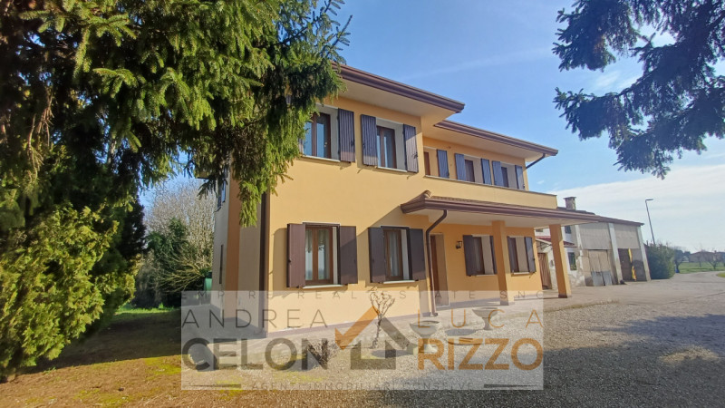 Sogni la tranquillità che solo una casa di campagna ti può dare? Vuoi un oasi di pace dove far gi...