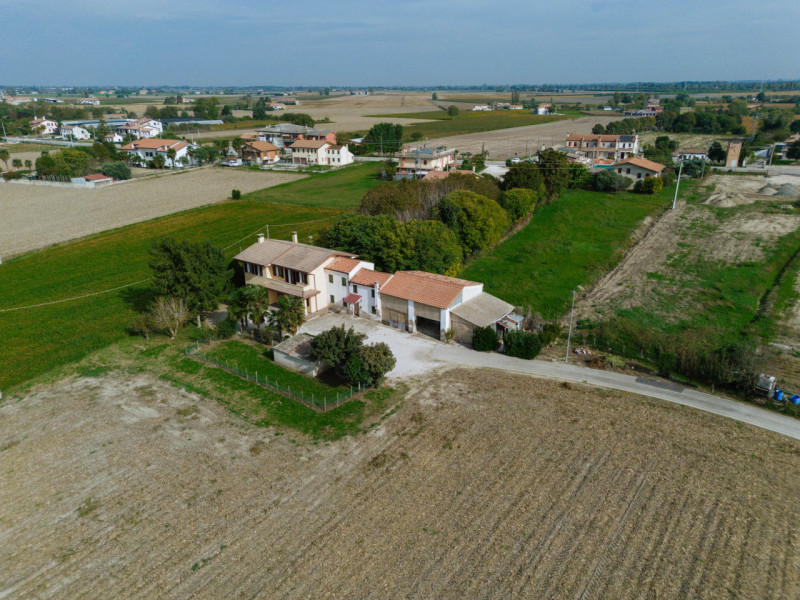 Immersa nel verde ma comodamente vicina al centro del paese, questa casa singola rappresenta una ...