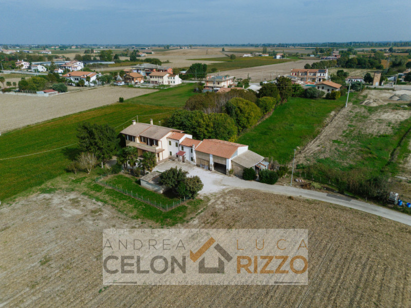 Immersa nel verde ma comodamente vicina al centro del paese, questa casa singola rappresenta una ...