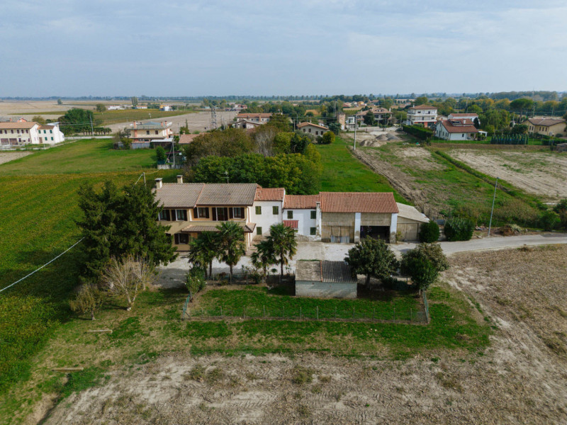 Immersa nel verde ma comodamente vicina al centro del paese, questa casa singola rappresenta una ...