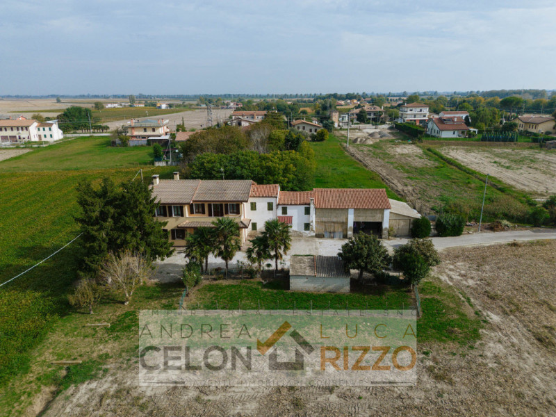 Immersa nel verde ma comodamente vicina al centro del paese, questa casa singola rappresenta una ...
