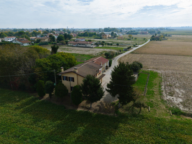 Immersa nel verde ma comodamente vicina al centro del paese, questa casa singola rappresenta una ...