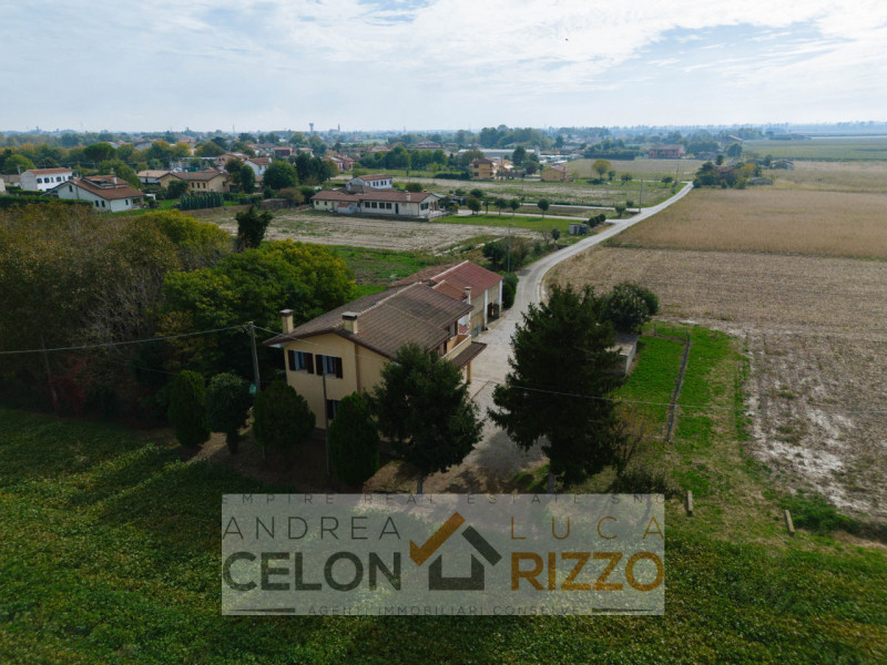 Immersa nel verde ma comodamente vicina al centro del paese, questa casa singola rappresenta una ...