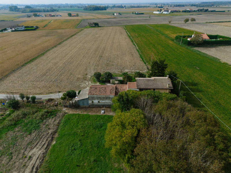 Immersa nel verde ma comodamente vicina al centro del paese, questa casa singola rappresenta una ...