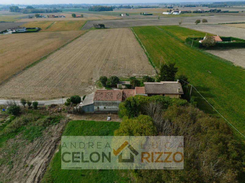 Immersa nel verde ma comodamente vicina al centro del paese, questa casa singola rappresenta una ...