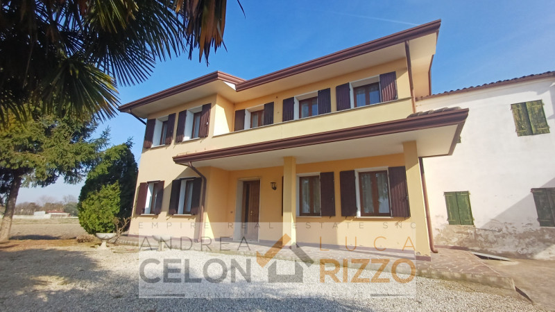 Sogni la tranquillità che solo una casa di campagna ti può dare? Vuoi un oasi di pace dove far gi...