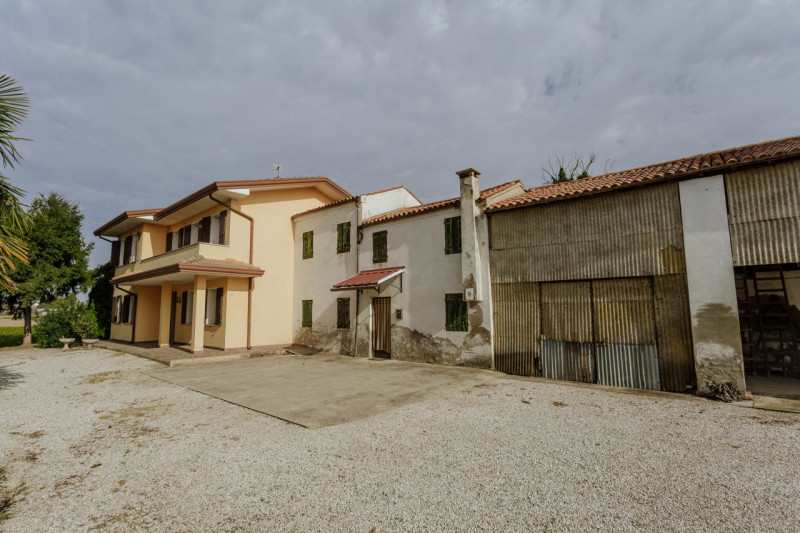Immersa nel verde ma comodamente vicina al centro del paese, questa casa singola rappresenta una ...