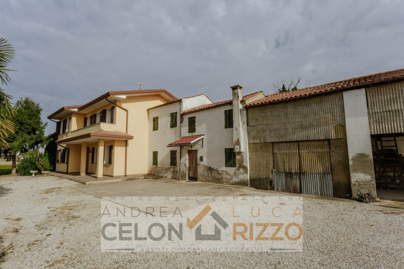 Immersa nel verde ma comodamente vicina al centro del paese, questa casa singola rappresenta una ...