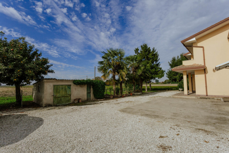 Immersa nel verde ma comodamente vicina al centro del paese, questa casa singola rappresenta una ...