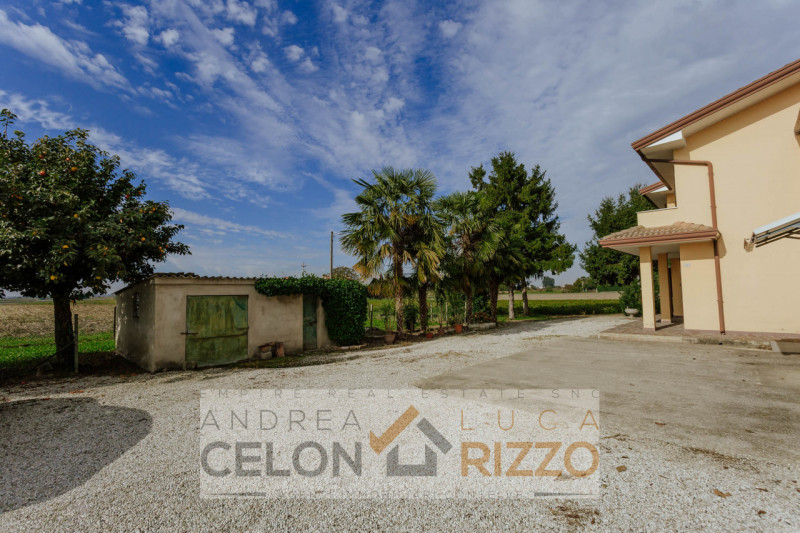 Immersa nel verde ma comodamente vicina al centro del paese, questa casa singola rappresenta una ...