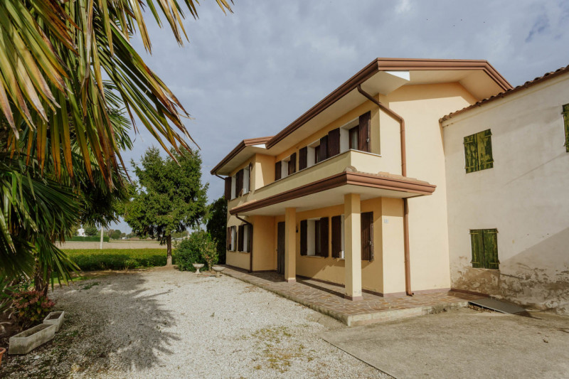 Immersa nel verde ma comodamente vicina al centro del paese, questa casa singola rappresenta una ...