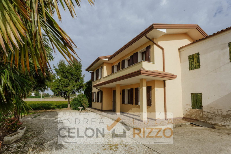 Immersa nel verde ma comodamente vicina al centro del paese, questa casa singola rappresenta una ...