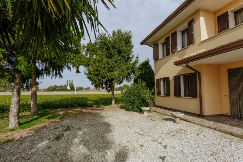 Immersa nel verde ma comodamente vicina al centro del paese, questa casa singola rappresenta una ...