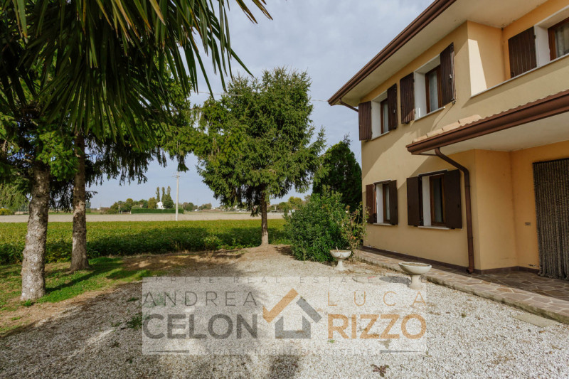 Immersa nel verde ma comodamente vicina al centro del paese, questa casa singola rappresenta una ...