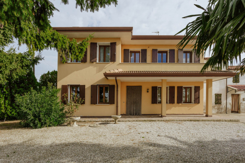Immersa nel verde ma comodamente vicina al centro del paese, questa casa singola rappresenta una ...