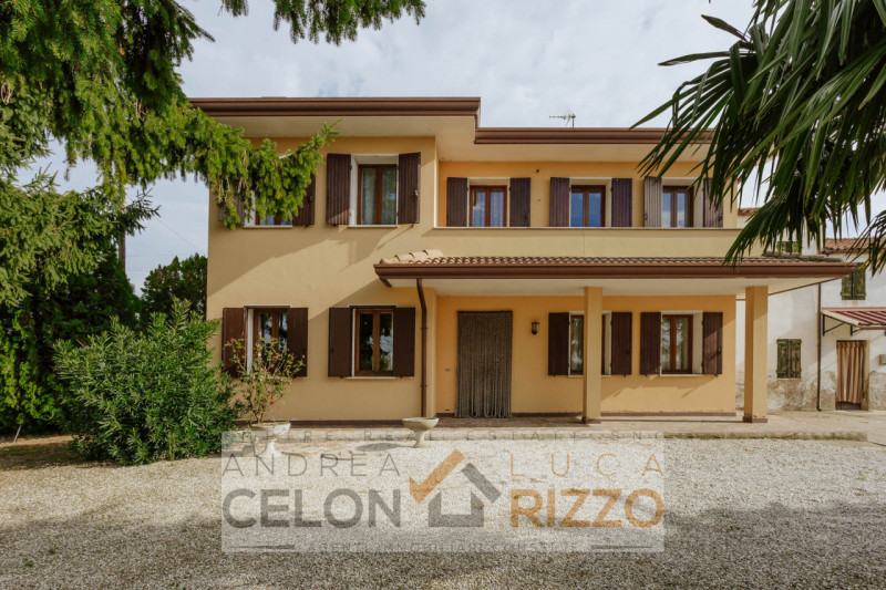 Immersa nel verde ma comodamente vicina al centro del paese, questa casa singola rappresenta una ...