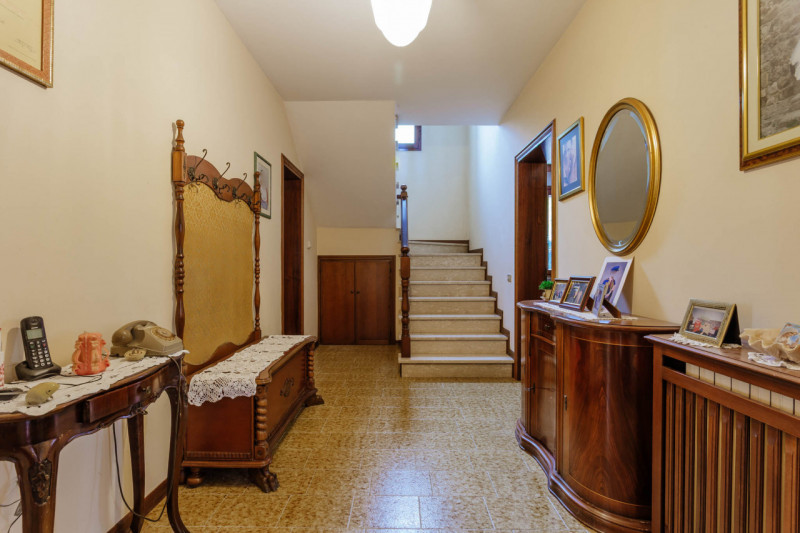 Immersa nel verde ma comodamente vicina al centro del paese, questa casa singola rappresenta una ...