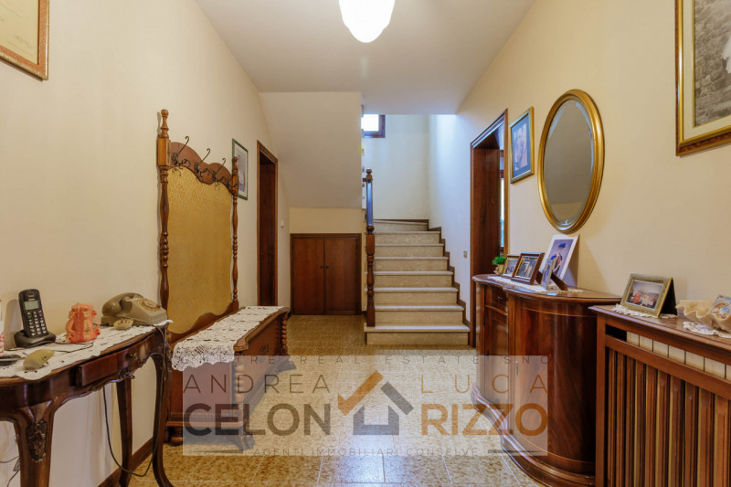 Immersa nel verde ma comodamente vicina al centro del paese, questa casa singola rappresenta una ...