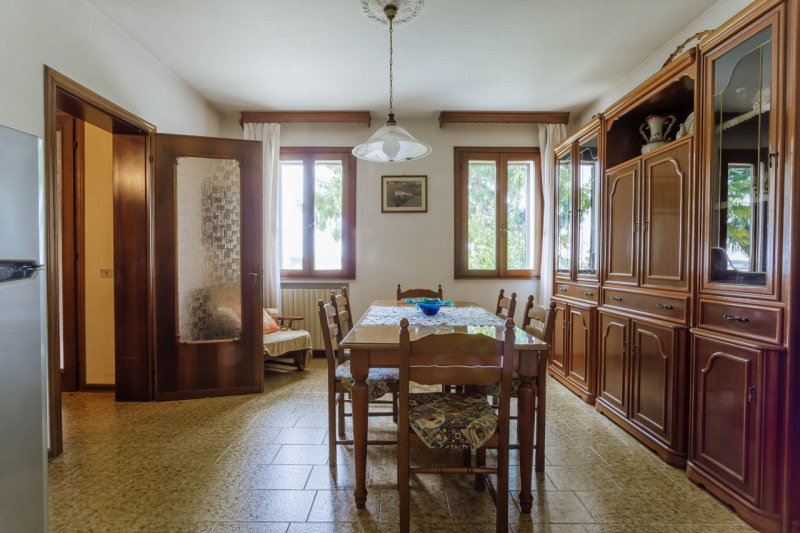 Immersa nel verde ma comodamente vicina al centro del paese, questa casa singola rappresenta una ...