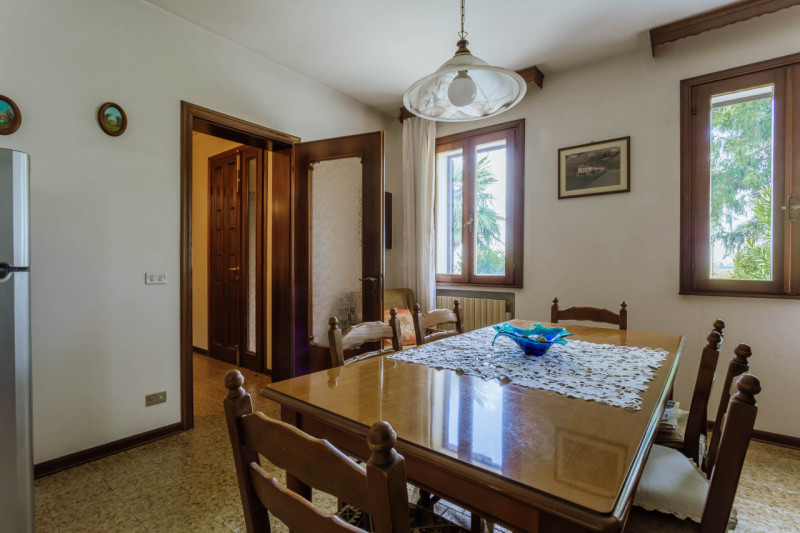 Immersa nel verde ma comodamente vicina al centro del paese, questa casa singola rappresenta una ...