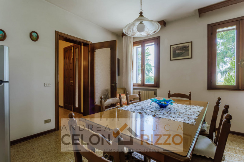 Immersa nel verde ma comodamente vicina al centro del paese, questa casa singola rappresenta una ...