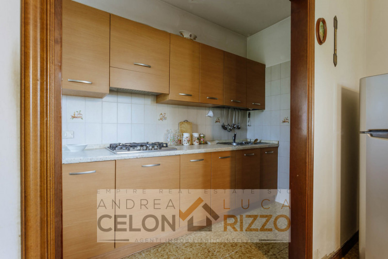 Immersa nel verde ma comodamente vicina al centro del paese, questa casa singola rappresenta una ...