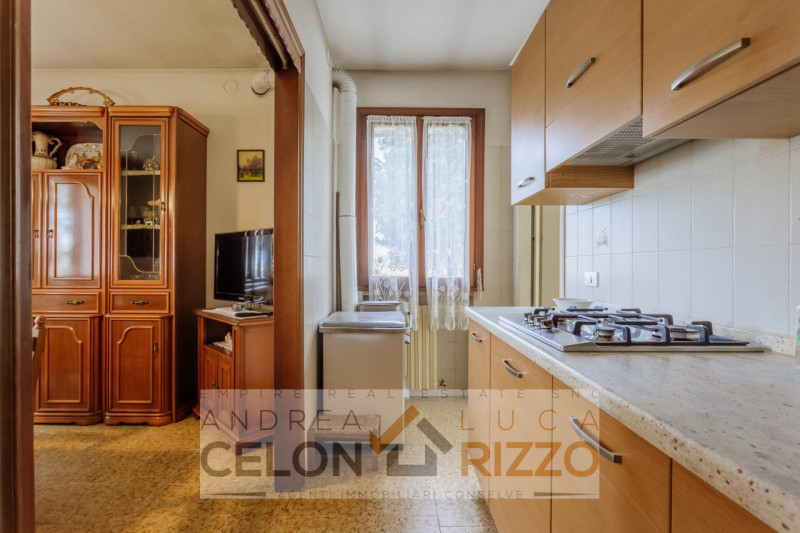 Immersa nel verde ma comodamente vicina al centro del paese, questa casa singola rappresenta una ...