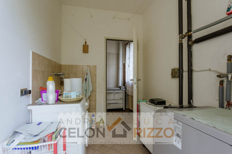 Immersa nel verde ma comodamente vicina al centro del paese, questa casa singola rappresenta una ...