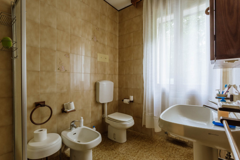 Immersa nel verde ma comodamente vicina al centro del paese, questa casa singola rappresenta una ...