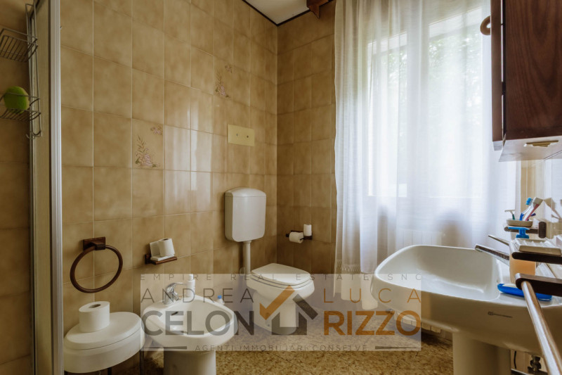 Immersa nel verde ma comodamente vicina al centro del paese, questa casa singola rappresenta una ...