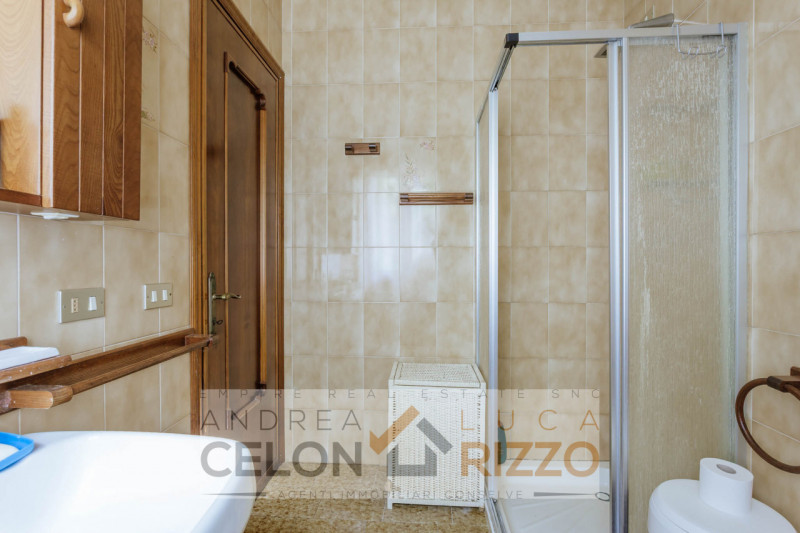 Immersa nel verde ma comodamente vicina al centro del paese, questa casa singola rappresenta una ...