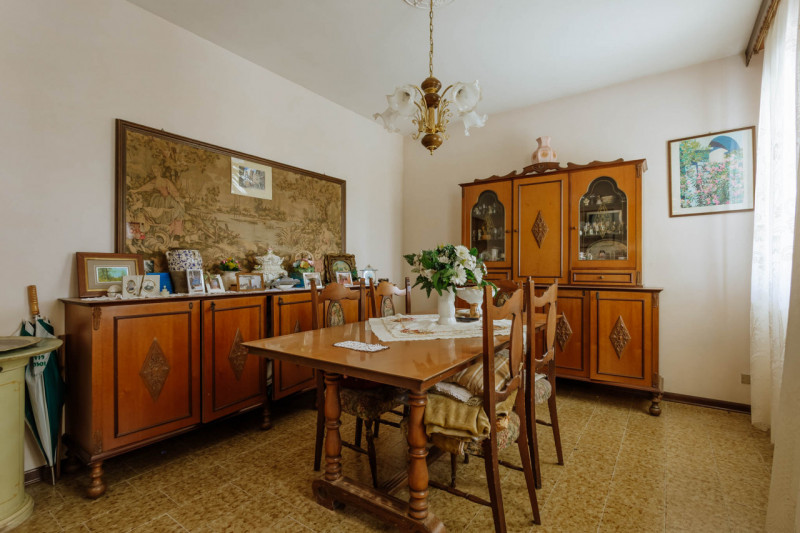 Immersa nel verde ma comodamente vicina al centro del paese, questa casa singola rappresenta una ...