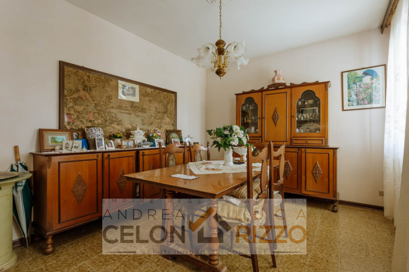 Immersa nel verde ma comodamente vicina al centro del paese, questa casa singola rappresenta una ...