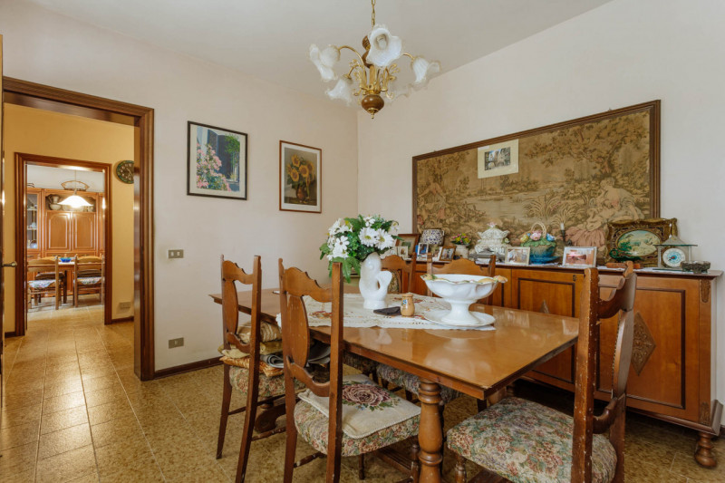 Immersa nel verde ma comodamente vicina al centro del paese, questa casa singola rappresenta una ...