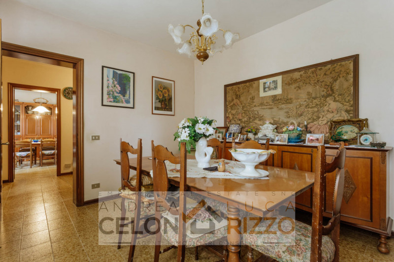 Immersa nel verde ma comodamente vicina al centro del paese, questa casa singola rappresenta una ...