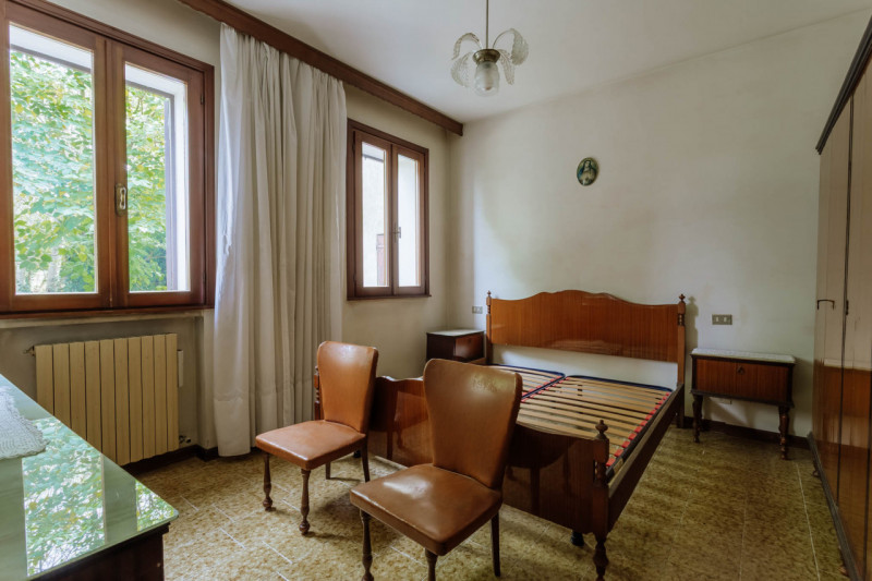 Immersa nel verde ma comodamente vicina al centro del paese, questa casa singola rappresenta una ...