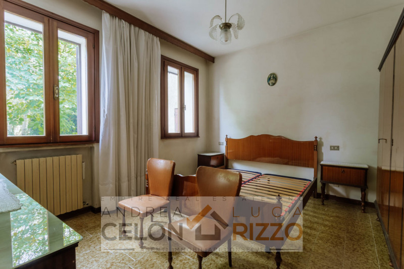 Immersa nel verde ma comodamente vicina al centro del paese, questa casa singola rappresenta una ...