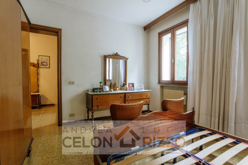 Immersa nel verde ma comodamente vicina al centro del paese, questa casa singola rappresenta una ...